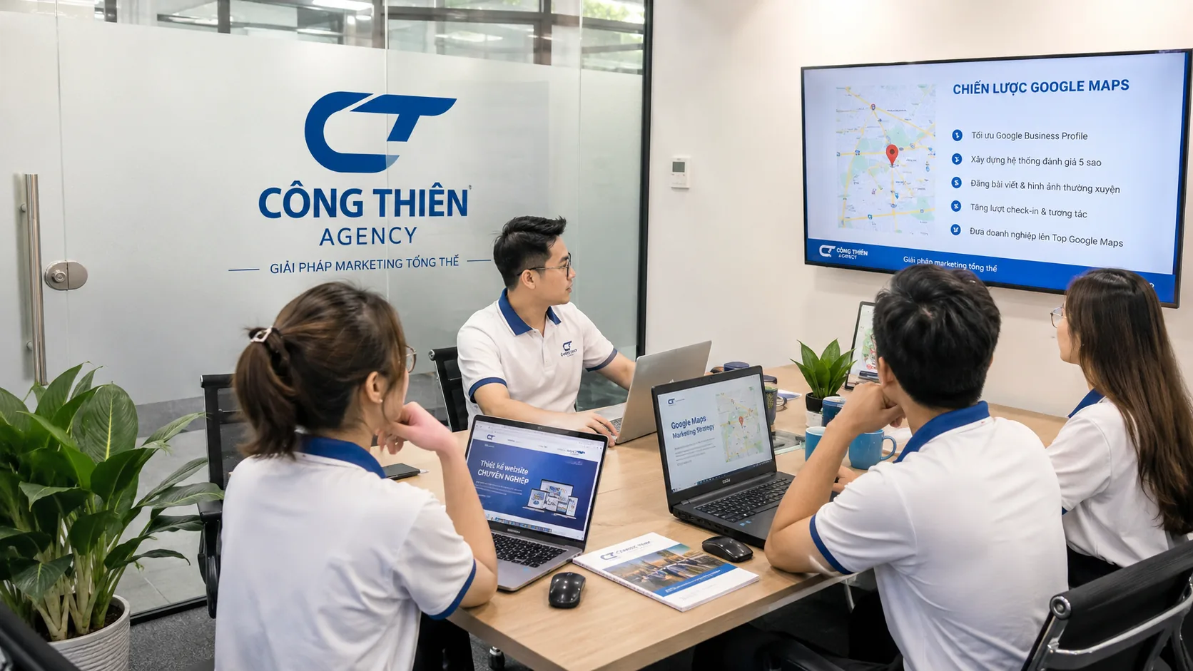 Đội ngũ Công Thiên Agency họp chiến lược Google Maps