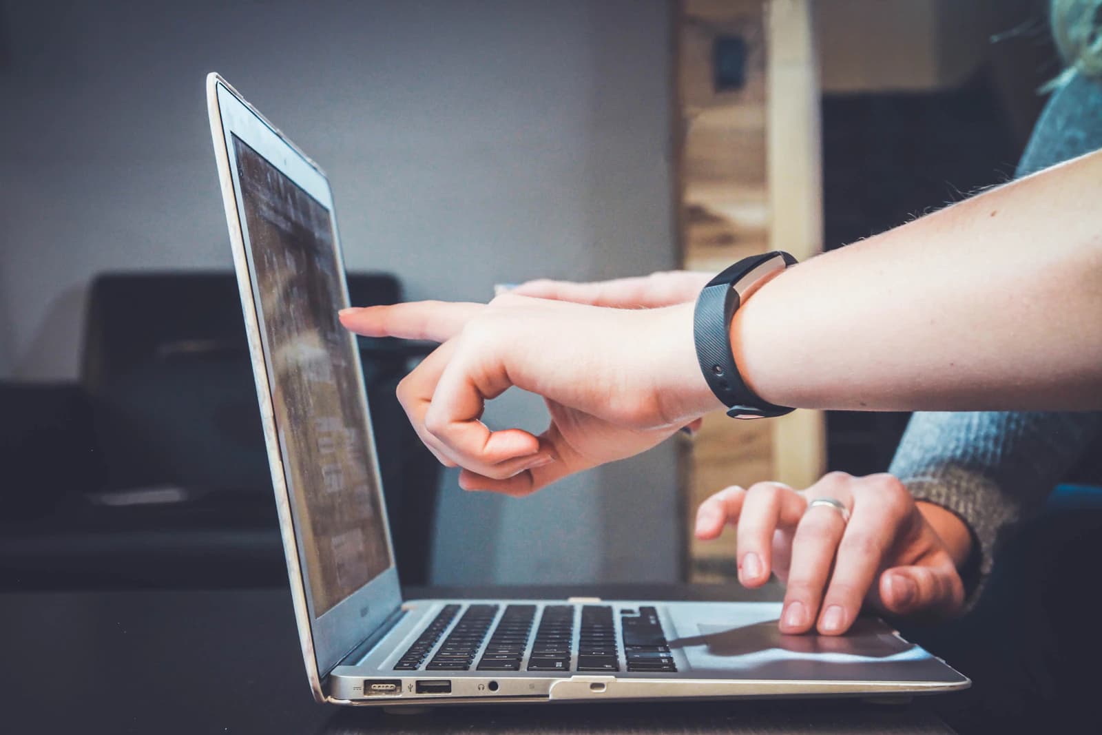 Doanh nghiệp trao đổi báo giá và nội dung bài Naver Blog trên máy tính