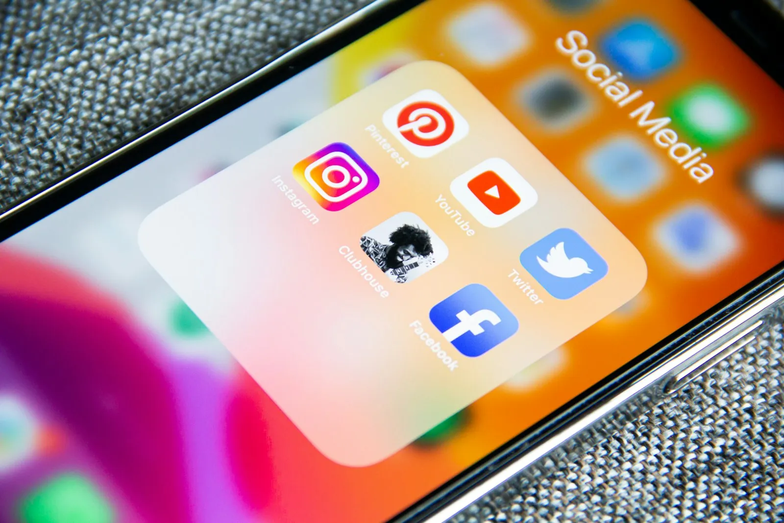 So sánh dùng website riêng và mạng xã hội cho doanh nghiệp du lịch