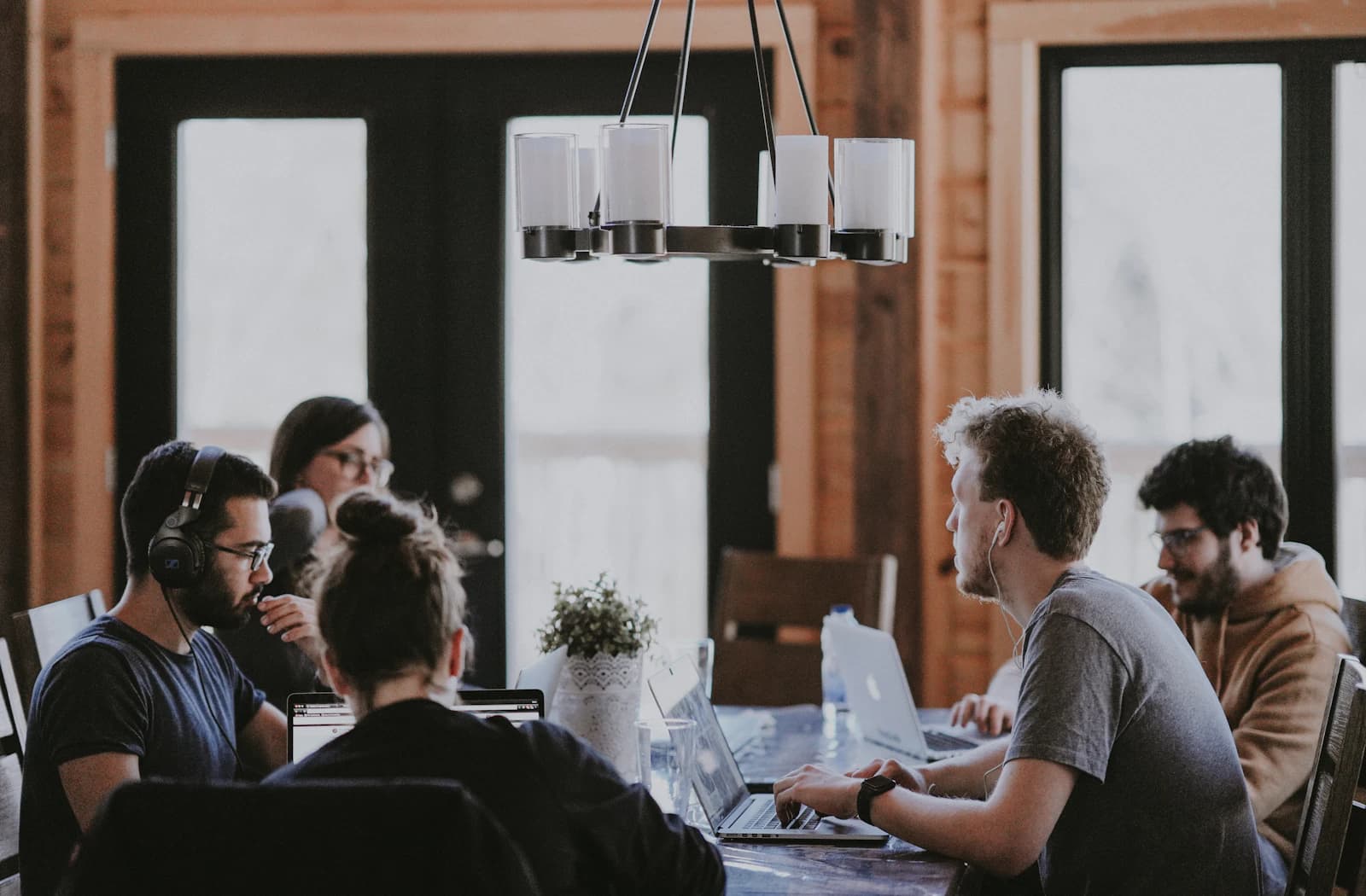 Nhóm thiết kế và phát triển website phối hợp trong một dự án trọn gói