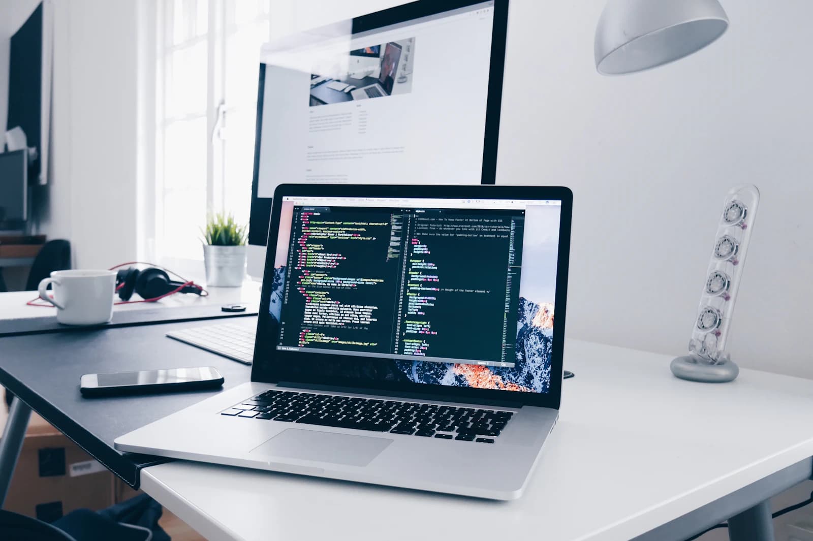 Website chuẩn SEO được phát triển và kiểm tra trên máy tính